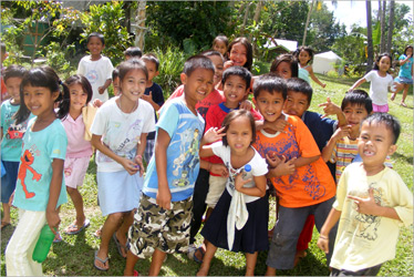 Деца са острва Бохол на Филипинима које је недавно потресао снажан земљотрес